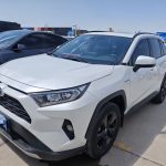 Toyota RAV4 2021 модельного года с двойным двигателем 2,5 л E-CVT, полный привод, версия Elite PLUS.