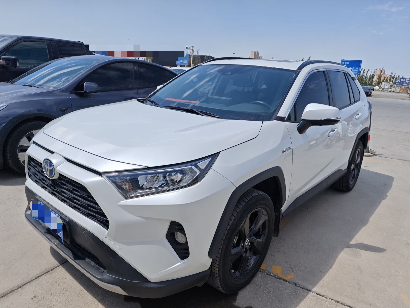 Toyota RAV4 2021 модельного года с двойным двигателем 2,5 л E-CVT, полный привод, версия Elite PLUS.