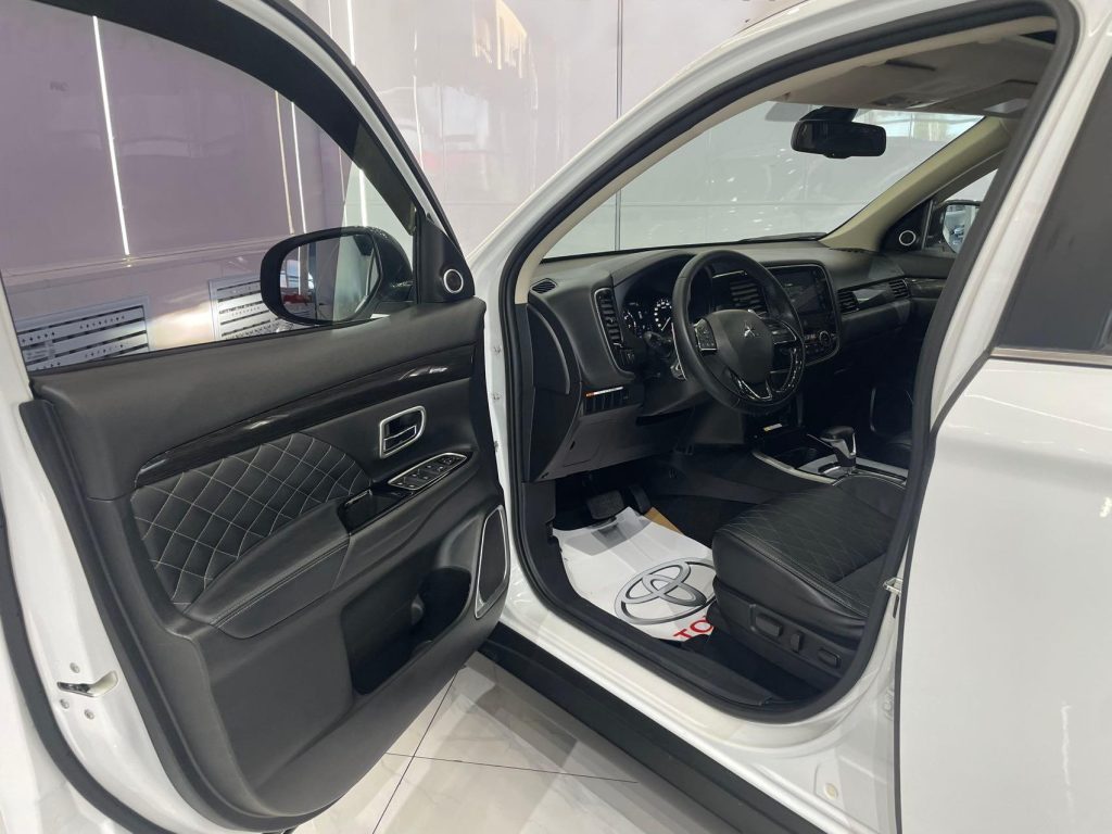 Mitsubishi Outlander 2019 2.4L 4WD Enjoy Edition 7 Seater - Huishida Trading