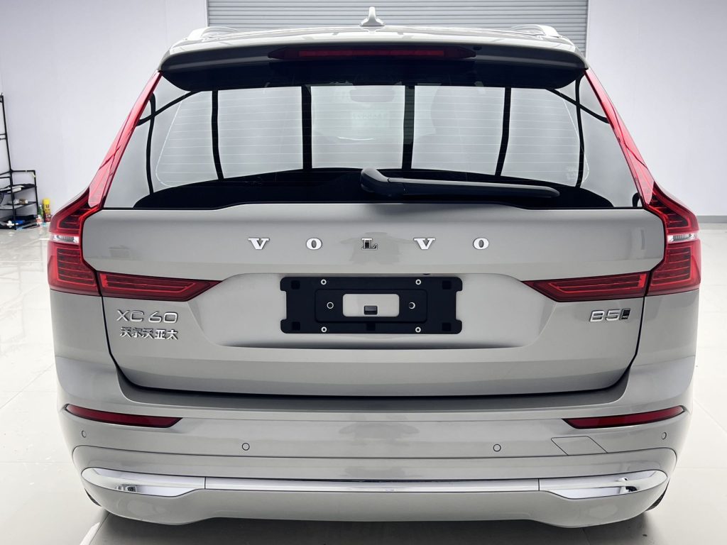 Volvo XC60 2022 B5 с полным приводом, версия Smart Luxury - Huishida Trading