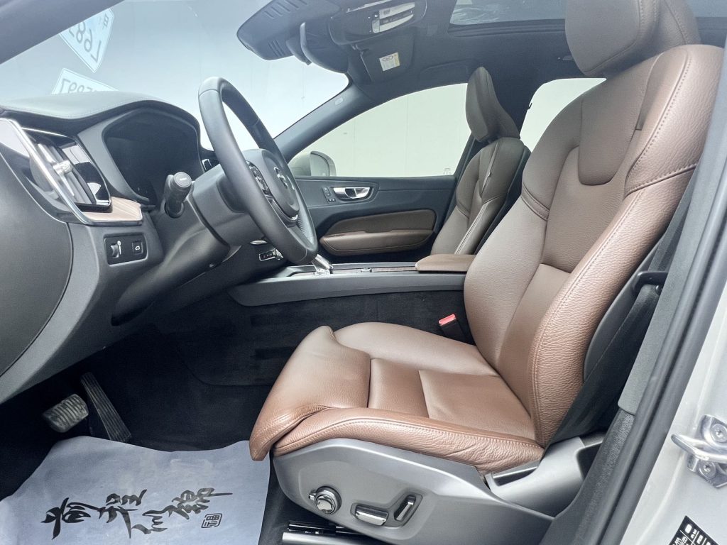 Volvo XC60 2022 B5 с полным приводом, версия Smart Luxury - Huishida Trading