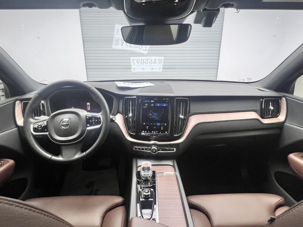 Volvo XC60 2022 B5 с полным приводом, версия Smart Luxury - Huishida Trading