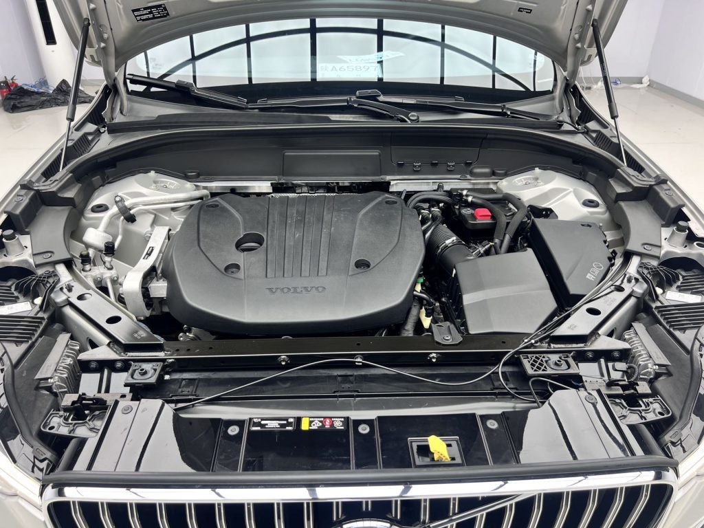Volvo XC60 2022 B5 с полным приводом, версия Smart Luxury - Huishida Trading