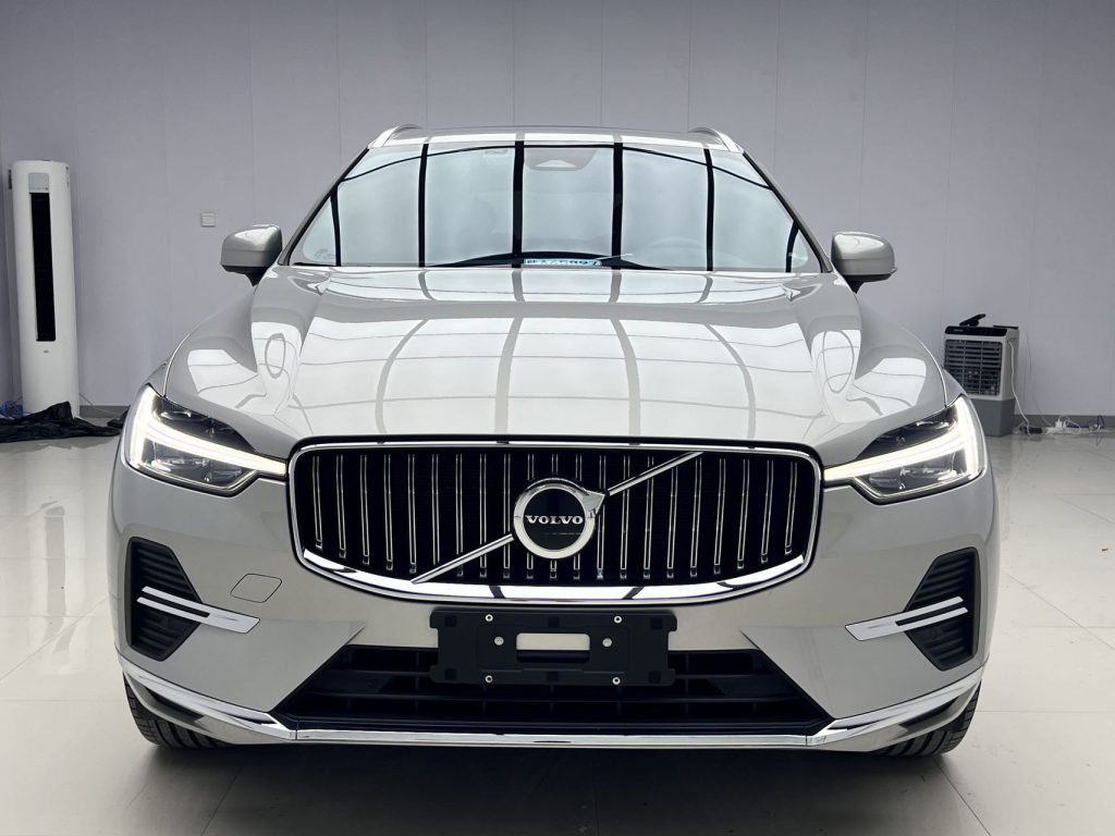 Volvo XC60 2022 B5 с полным приводом, версия Smart Luxury - Huishida Trading
