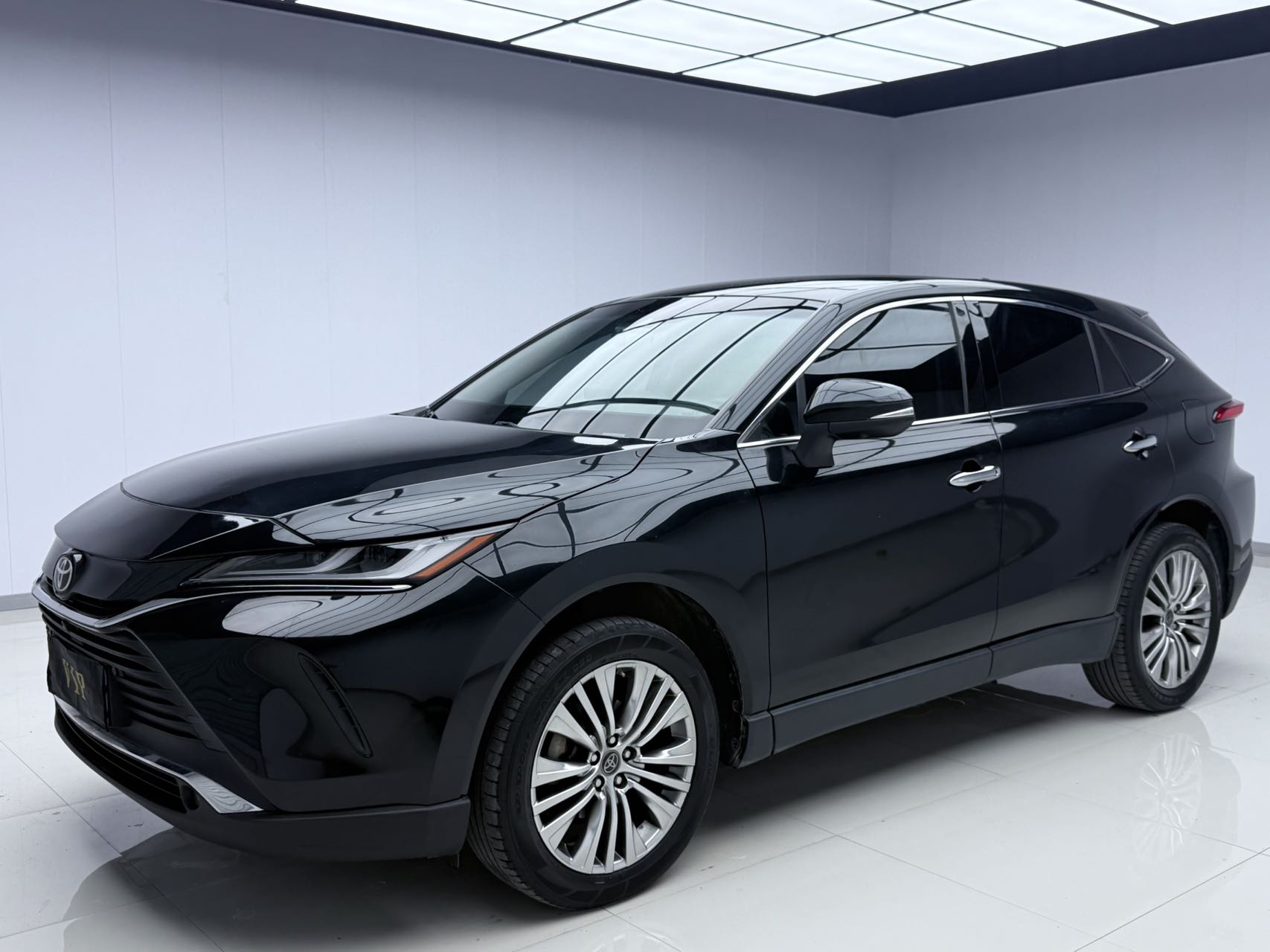 Toyota HARRIER 2022 модельного года, 2,0 л, CVT, передний привод, версия «Премиум»