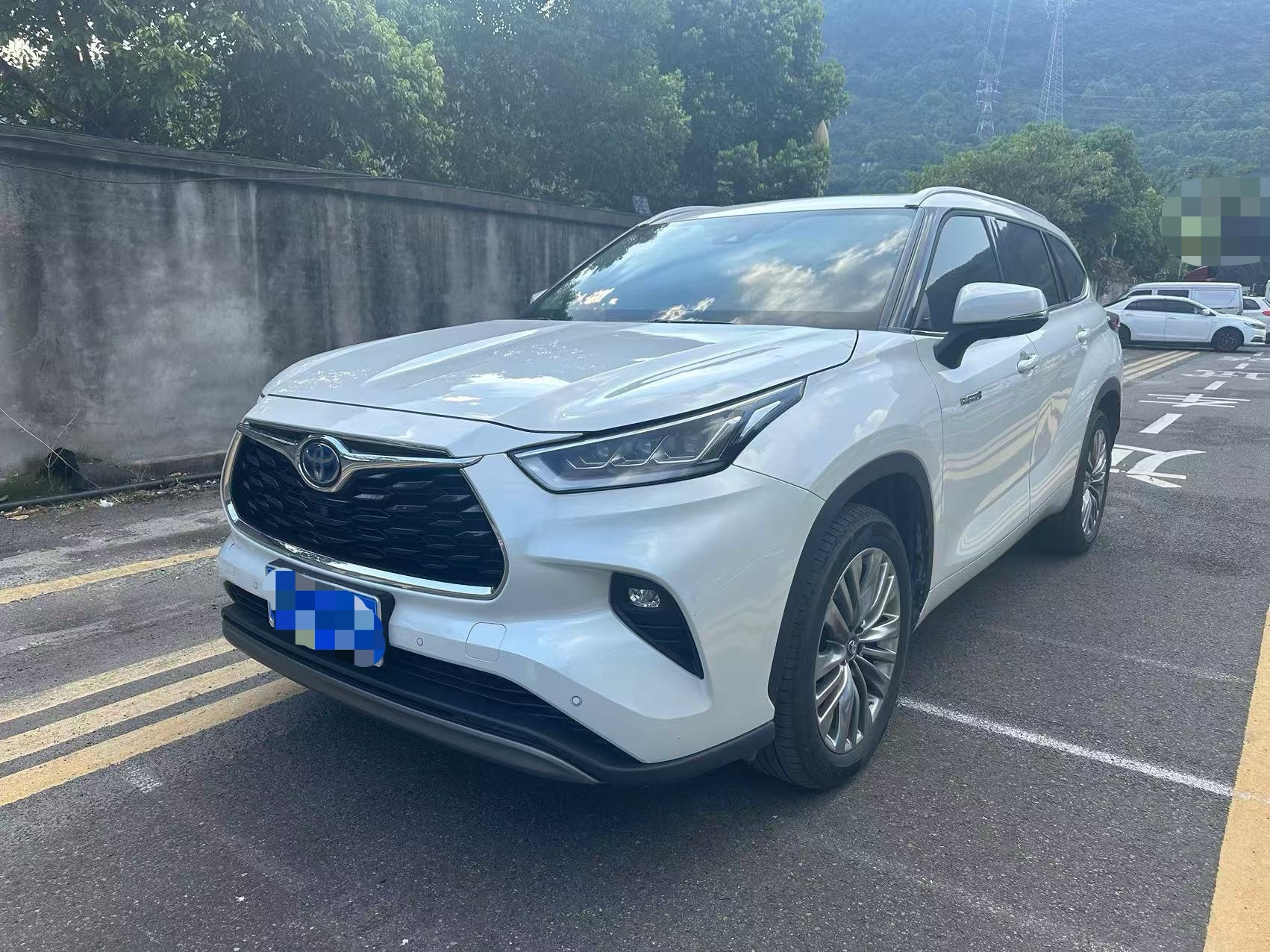 Toyota Highlander 2022 модельный год, двойной гибрид, 2,5 л, полный привод, премиум-версия, 7-местный