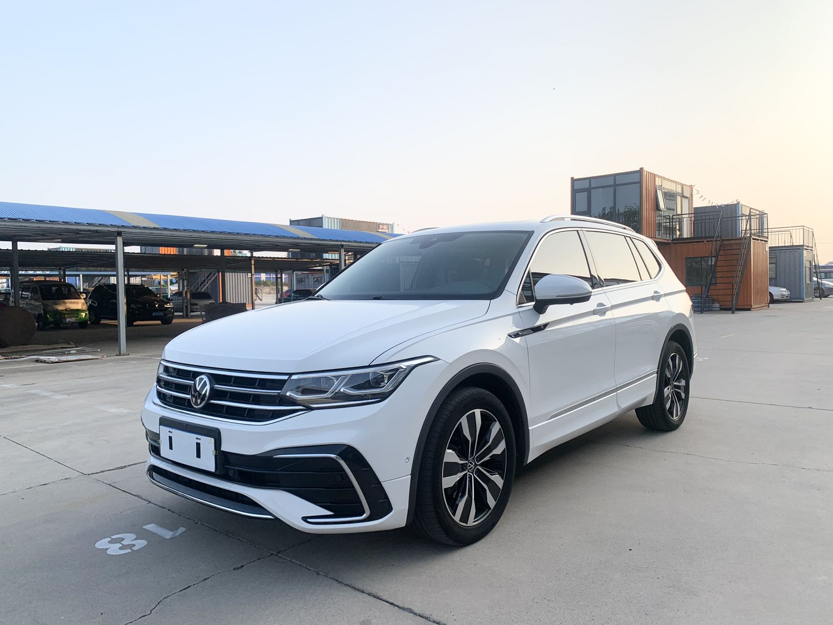 Tiguan L  2023 года  380TSI  Автоматическая коробка передач 4WD R-Line Flagship Edition 7-местный