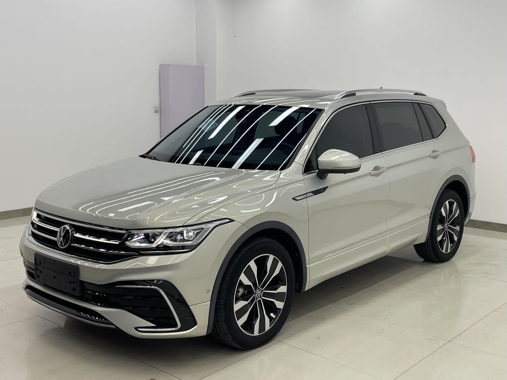 Tiguan L  2023 380TSI Автоматическая коробка передач 4WD R-Line Flagship Edition 7-местный