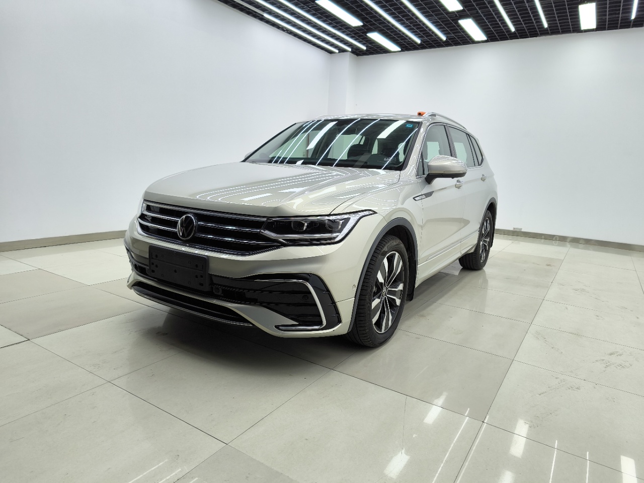 2022 Volkswagen Tiguan L  Two-Wheel Drive R-Line