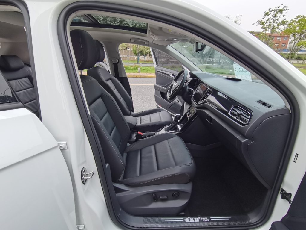 Volkswagen T-ROC 2022 280TSI DSG Двухколесный привод Comfort PLUS - Huishida Trading