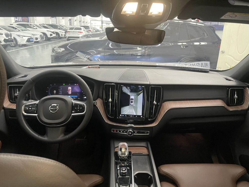 Volvo XC60 2023 года B5 AWD Inscription Luxury Edition - Huishida Trading