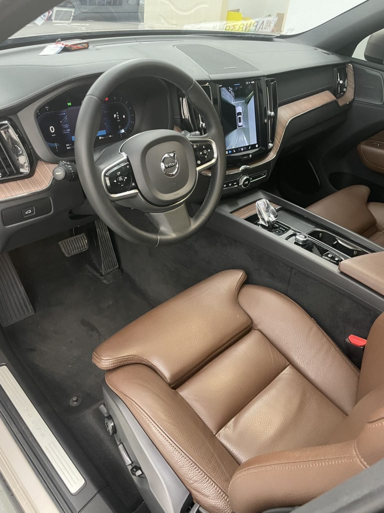 Volvo XC60 2023 года B5 AWD Inscription Luxury Edition - Huishida Trading