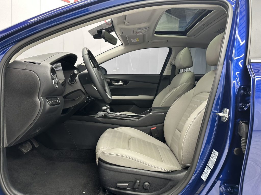 Kia K3 2023 1,5 л CVT Premium Edition - Huishida Trading