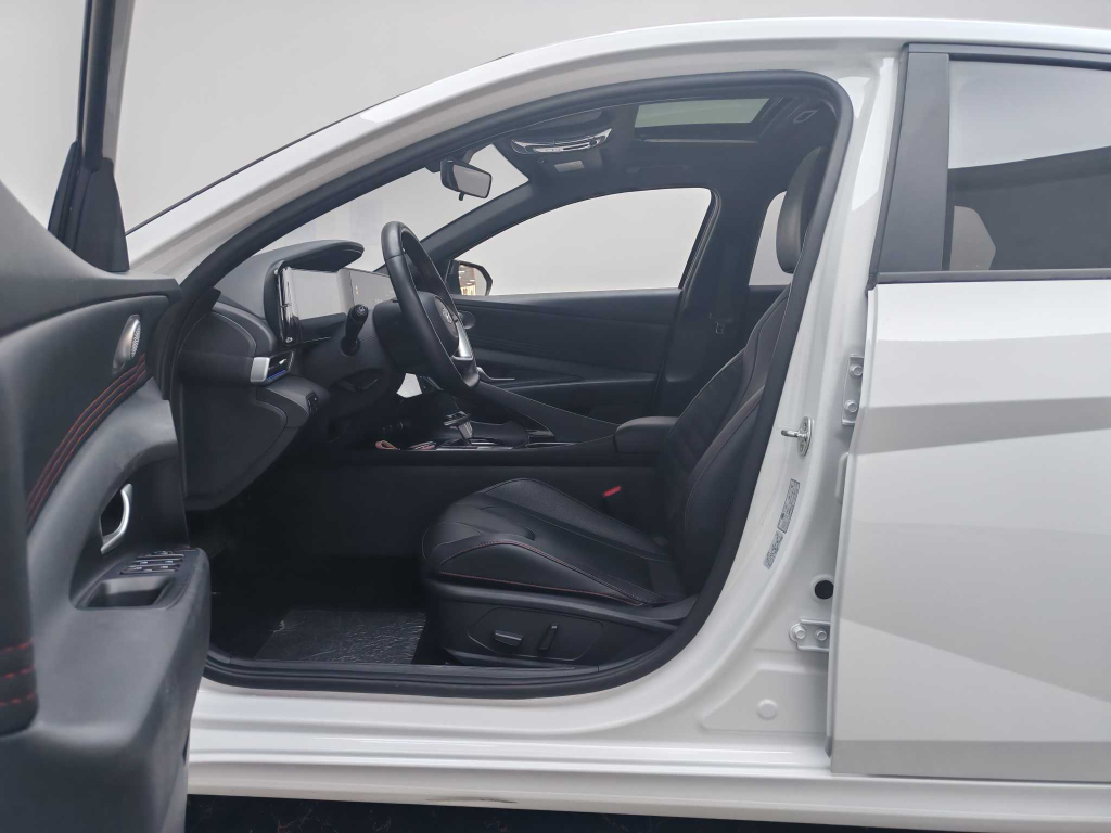 Hyundai Elantra 2022 года 1,5 л CVT 20-летие - Huishida Trading