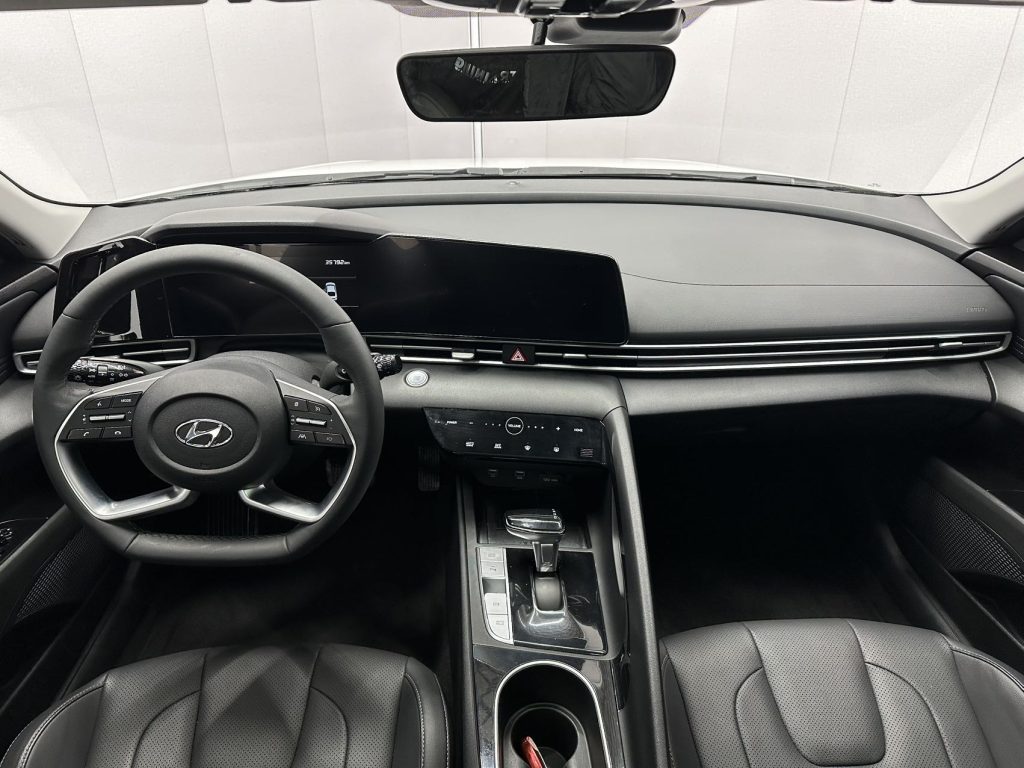 Hyundai Elantra 2022 года 1,5 л CVT LUX Premium Edition - Huishida Trading