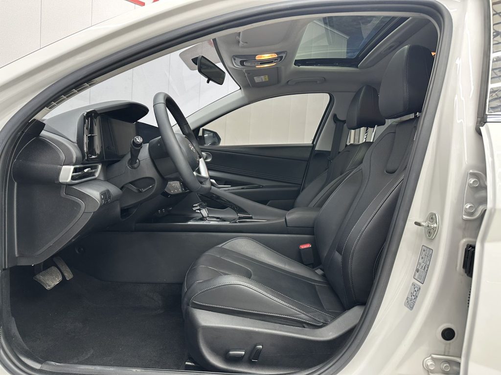 Hyundai Elantra 2022 года 1,5 л CVT LUX Premium Edition - Huishida Trading