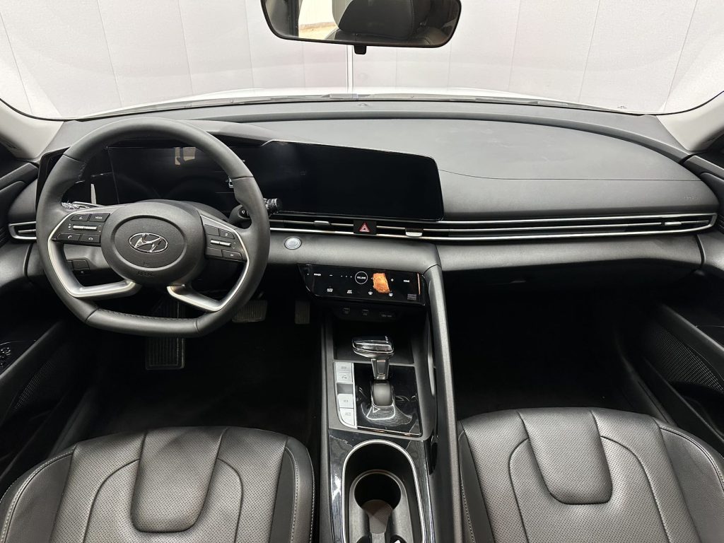 Hyundai Elantra 2022 года 1,5 л CVT LUX Premium Edition - Huishida Trading