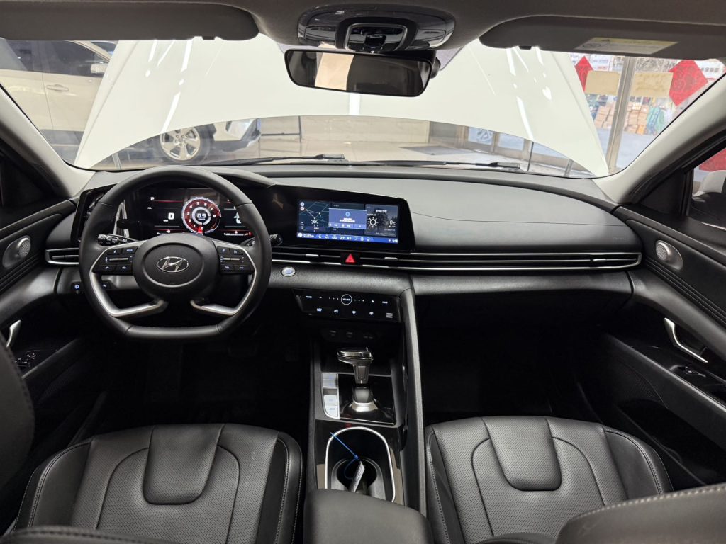 Hyundai Elantra 2022 года 1,5 л CVT LUX Premium Edition - Huishida Trading