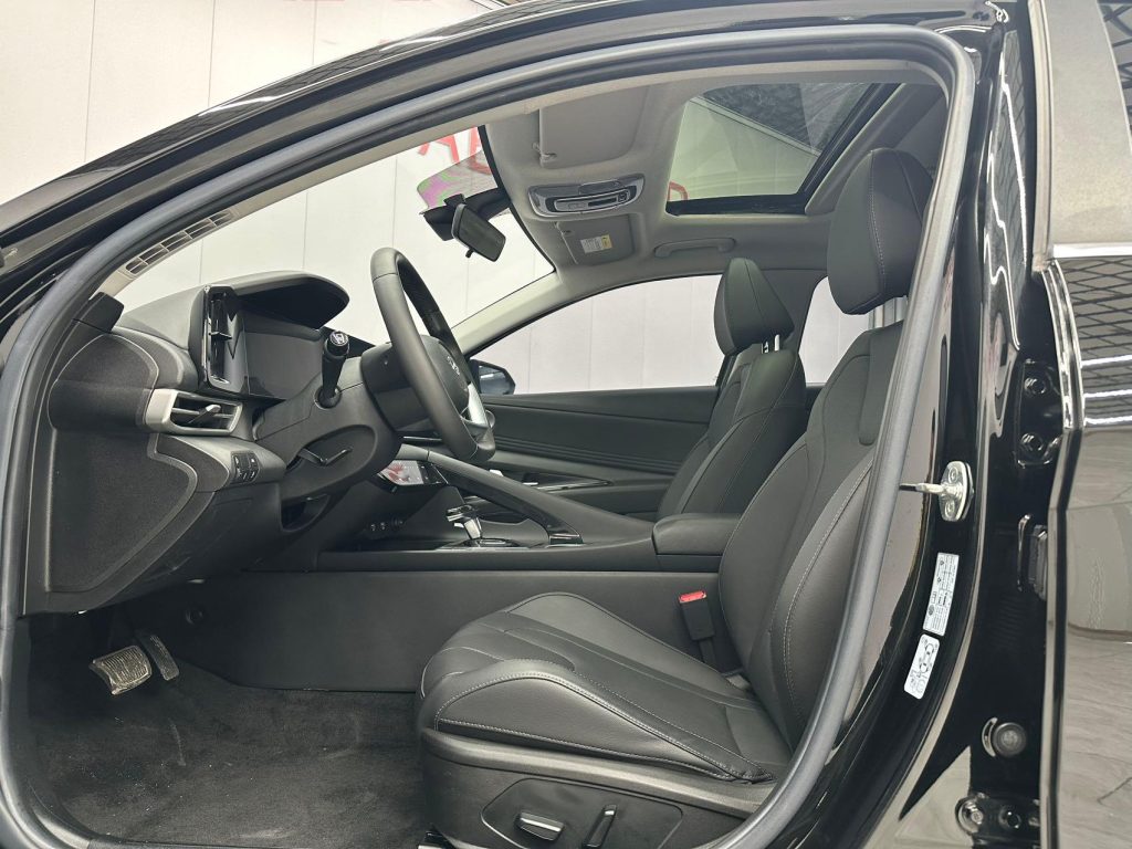 Hyundai Elantra 2022 года 1,5 л CVT LUX Premium Edition - Huishida Trading