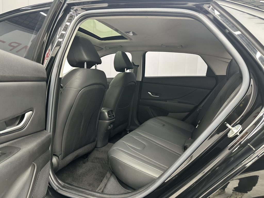 Hyundai Elantra 2022 года 1,5 л CVT LUX Premium Edition - Huishida Trading