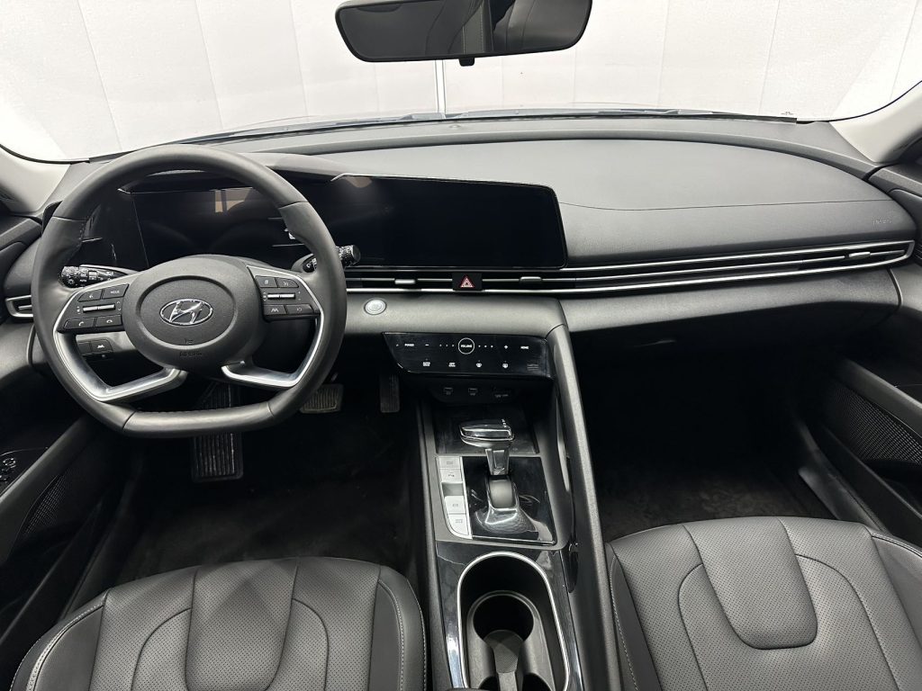 Hyundai Elantra 2022 года 1,5 л CVT LUX Premium Edition - Huishida Trading