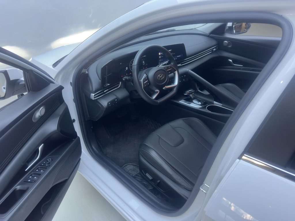 Hyundai Elantra 2022 года 1,5 л CVT LUX Premium Edition - Huishida Trading