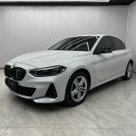 BMW 1 серии белого цвета 2021 года с обновленным дизайном 120i M Sport Night Edition