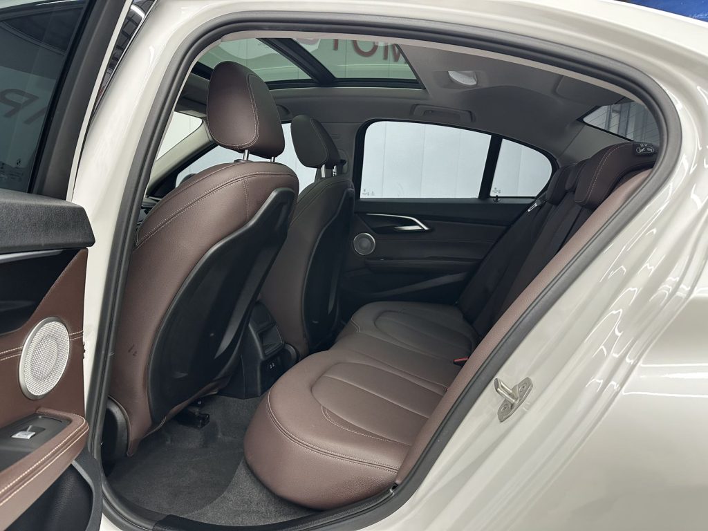 BMW 1 серии белого цвета 2021 года с обновленным дизайном 120i M Sport Night Edition - Huishida Trading