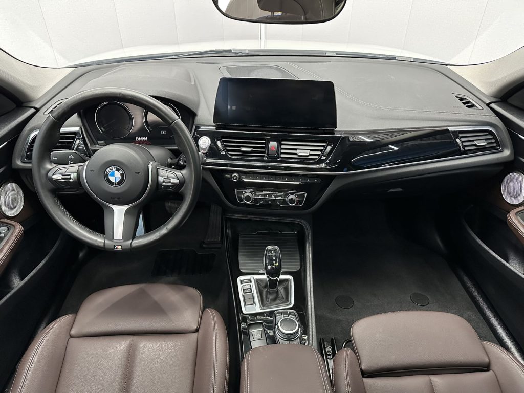 BMW 1 серии белого цвета 2021 года с обновленным дизайном 120i M Sport Night Edition - Huishida Trading