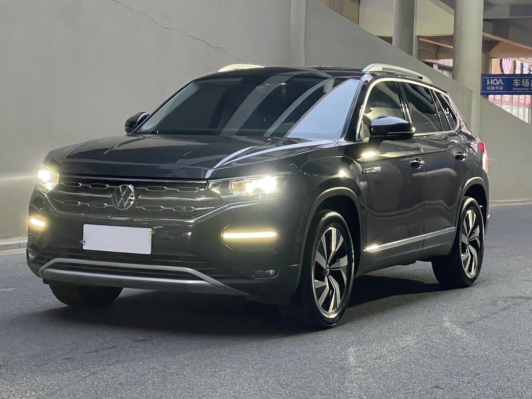 Volkswagen TAYRON 2022 280TSI с двухколесным приводом, версия Luxury Smart Connect