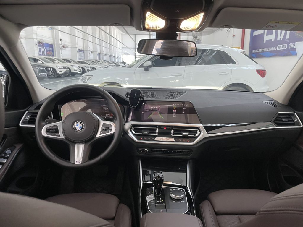 BMW 3 серии, 2022 года с обновленным дизайном, 320Li M Sport Package - Huishida Trading