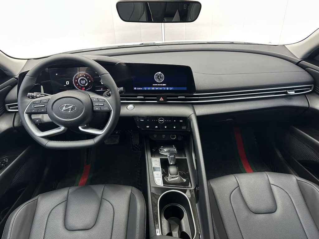 Hyundai Elantra 2022 года 1,5 л CVT LUX Premium Edition - Huishida Trading