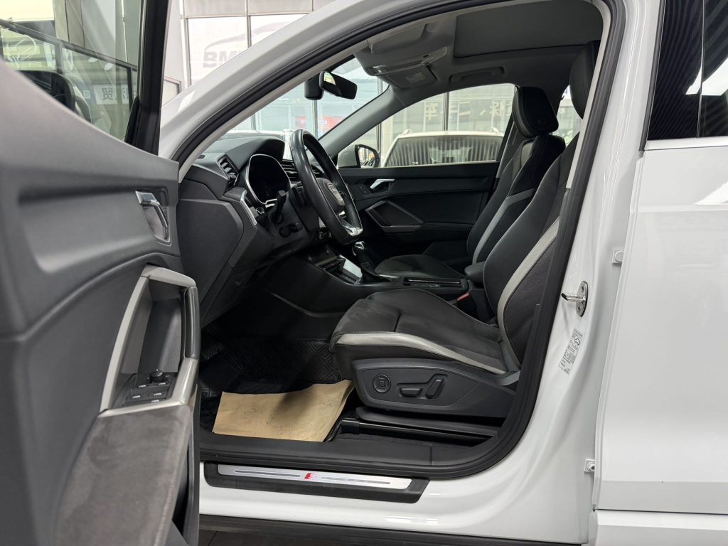 Audi Q3 2023 35 TFSI Sportline (1.4T) - Huishida Trading