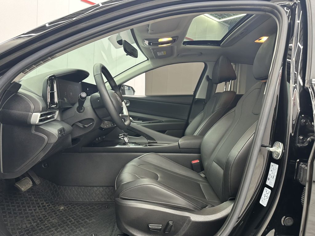 Hyundai Elantra 2021 года 1,5 л CVT LUX Premium Edition - Huishida Trading