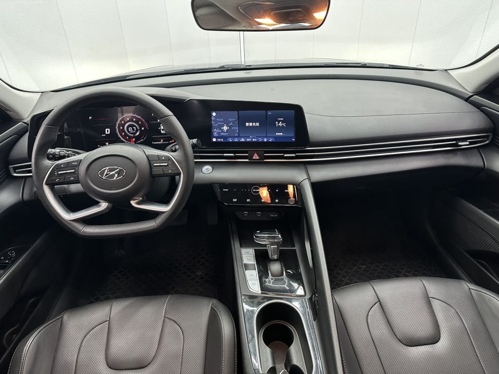 Hyundai Elantra 2021 года 1,5 л CVT LUX Premium Edition - Huishida Trading