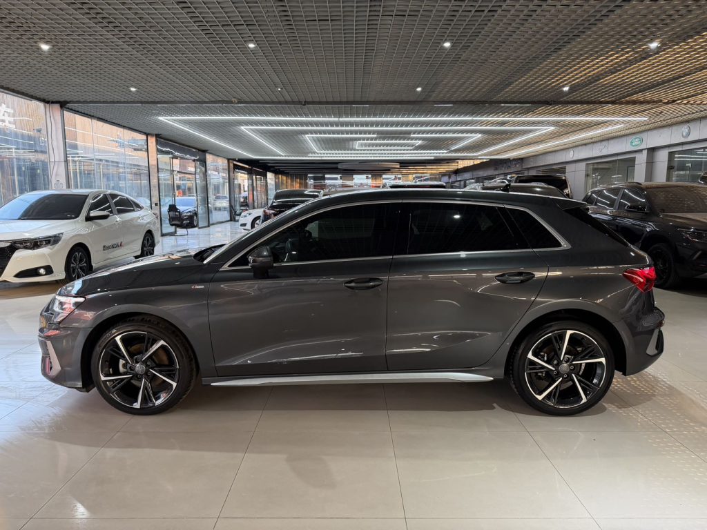 Audi A3 2022 Sportback 35 TFSI Fashion Sport Edition - Huishida Trading