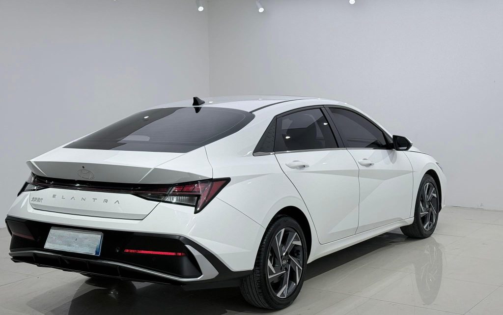 Hyundai Elantra, 2023 модельный год, 1,5 л, CVT, версия LUX - Huishida Trading