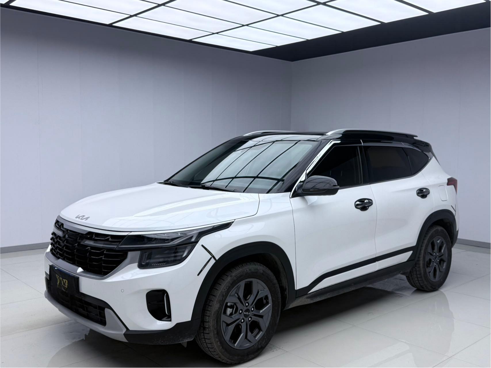 Kia Seltos, белый, 2023 г. выпуска, 1,5 л, CVT, версия «Люкс»