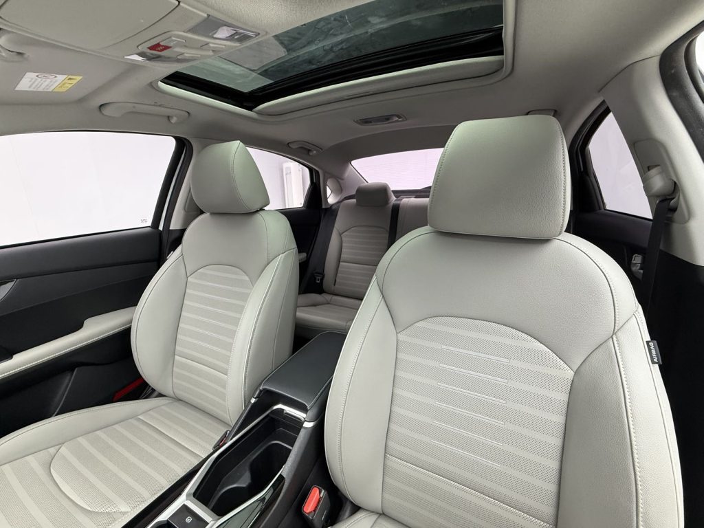 Kia K3, 2023 модельный год, 1,5 л, CVT, версия «Люкс» - Huishida Trading