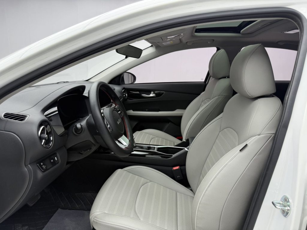 Kia K3, 2023 модельный год, 1,5 л, CVT, версия «Люкс» - Huishida Trading