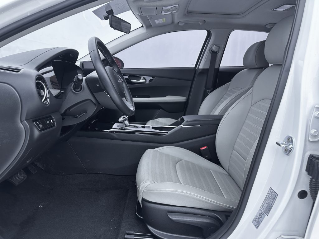 Kia K3, 2023 модельный год, 1,5 л, CVT, версия «Люкс» - AUTO STAR