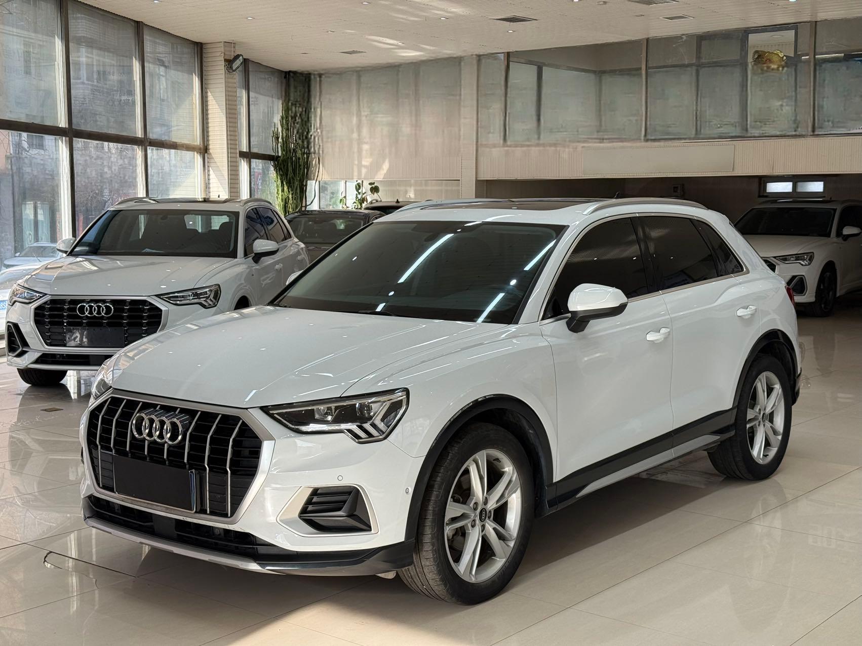 Audi Q3 2022 модельного года, версия 35TFSI «Stylish & Elegant»