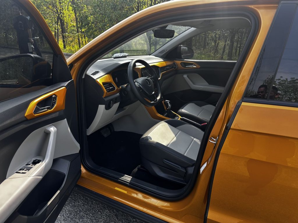 Volkswagen T-CROSS, цвет «Энергичный золотой», 2022 модельный год, 280TSI DSG, версия «Люкс» - AUTO STAR