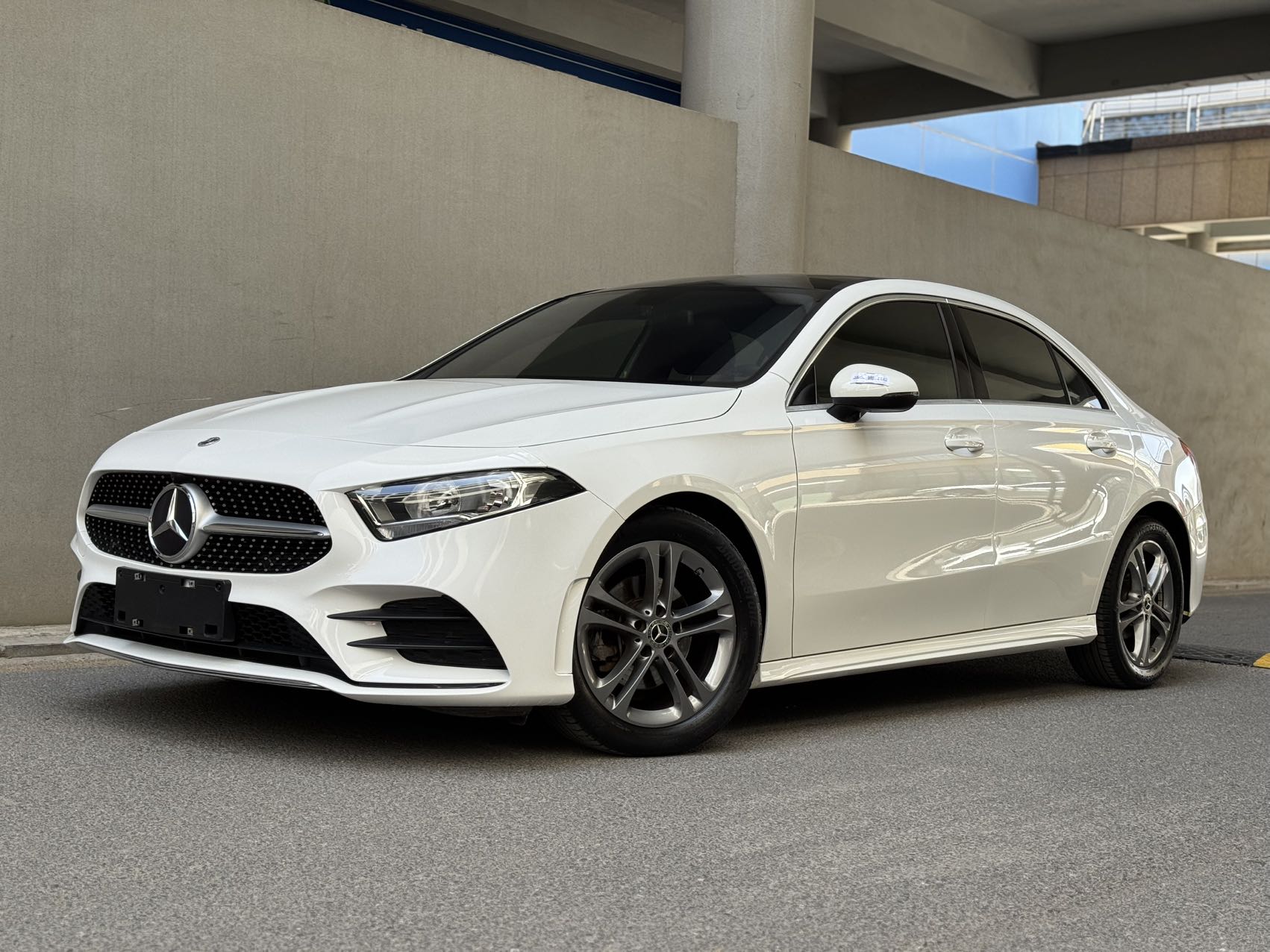 Mercedes-Benz A 180L 2022 года, спортивный седан