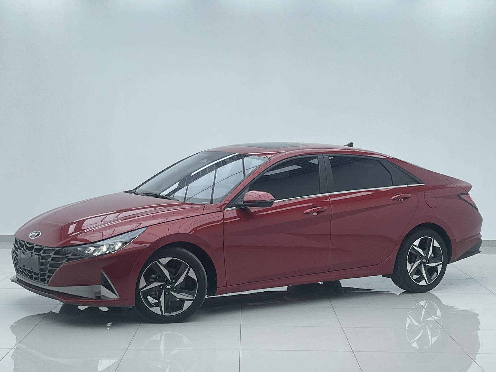 Hyundai Elantra,  2022 модельный год, 1,5 л, CVT, версия LUX, стандарты выбросов