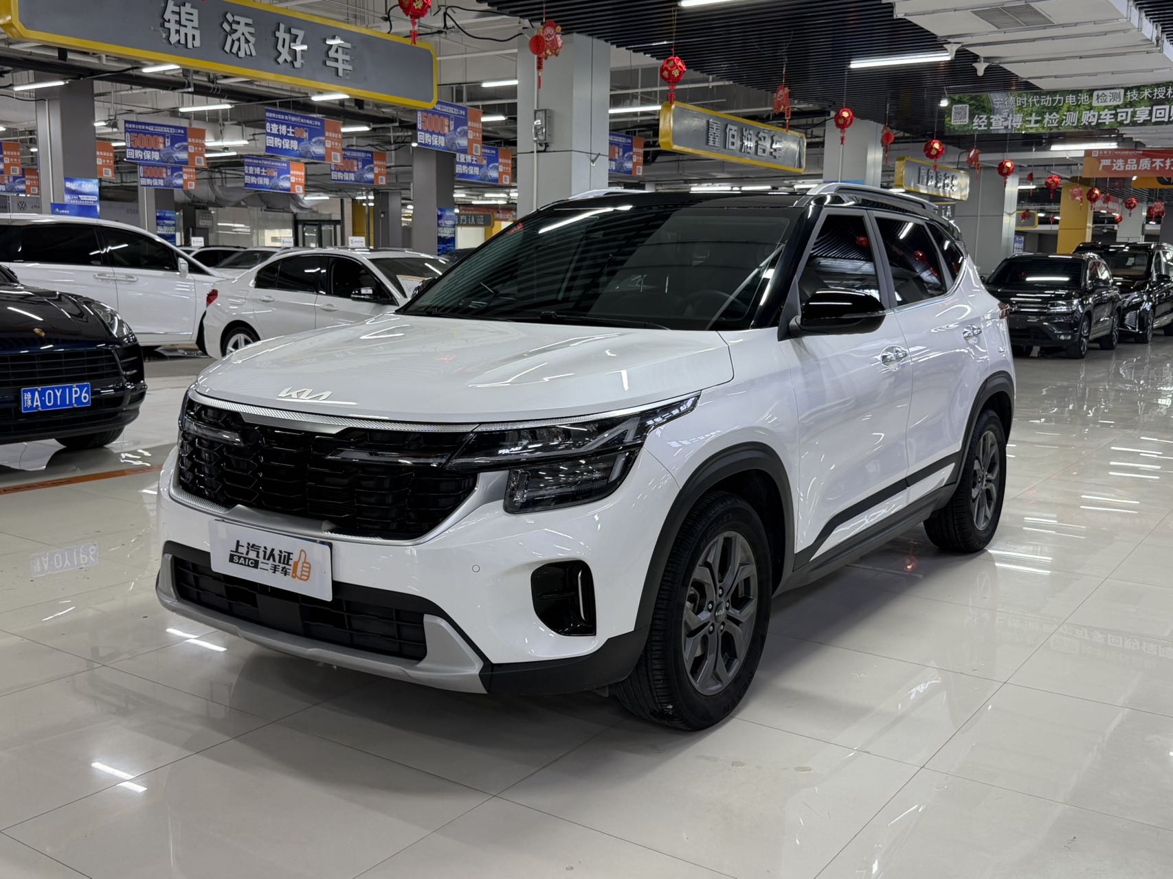 Kia Seltos 2023 года, белый с черной крышей (опция)