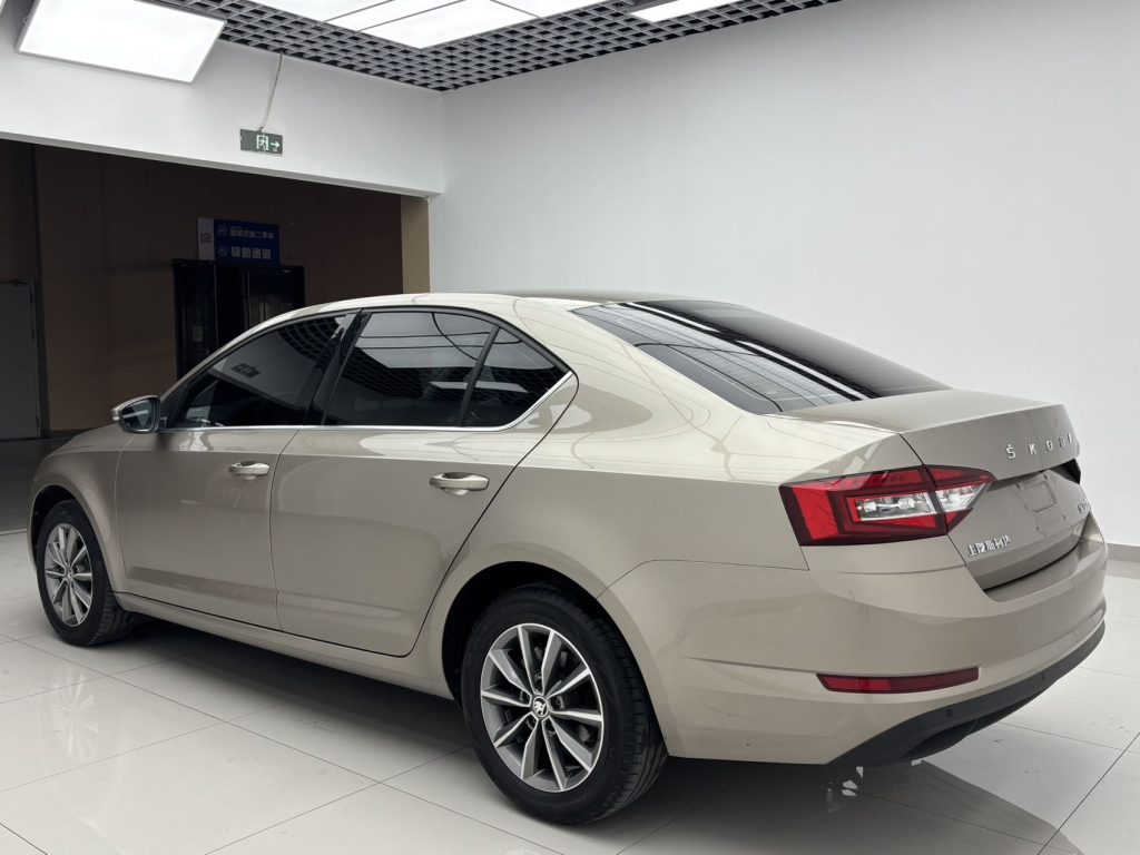 Skoda Octavia 2022 года,1,5 л, автоматическая коробка передач, версия «Comfort» - AUTO STAR