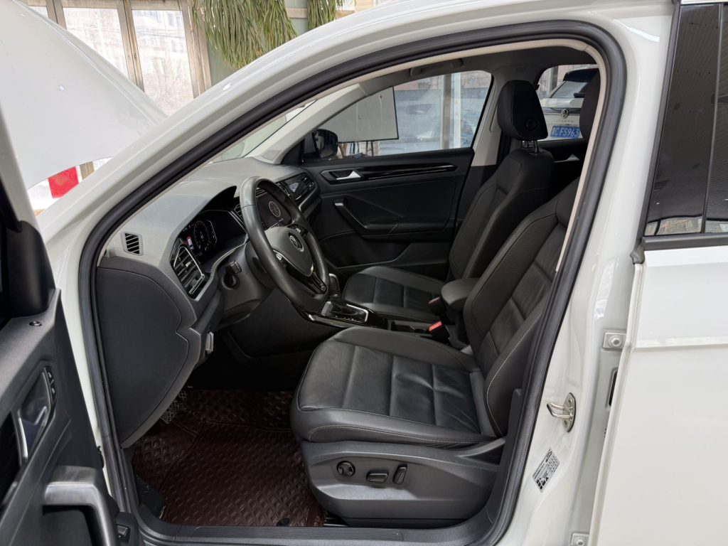 Volkswagen T-Roc, 2022 г. выпуска, 280TSI, DSG, передний привод, комплектация Comfort PLUS - AUTO STAR