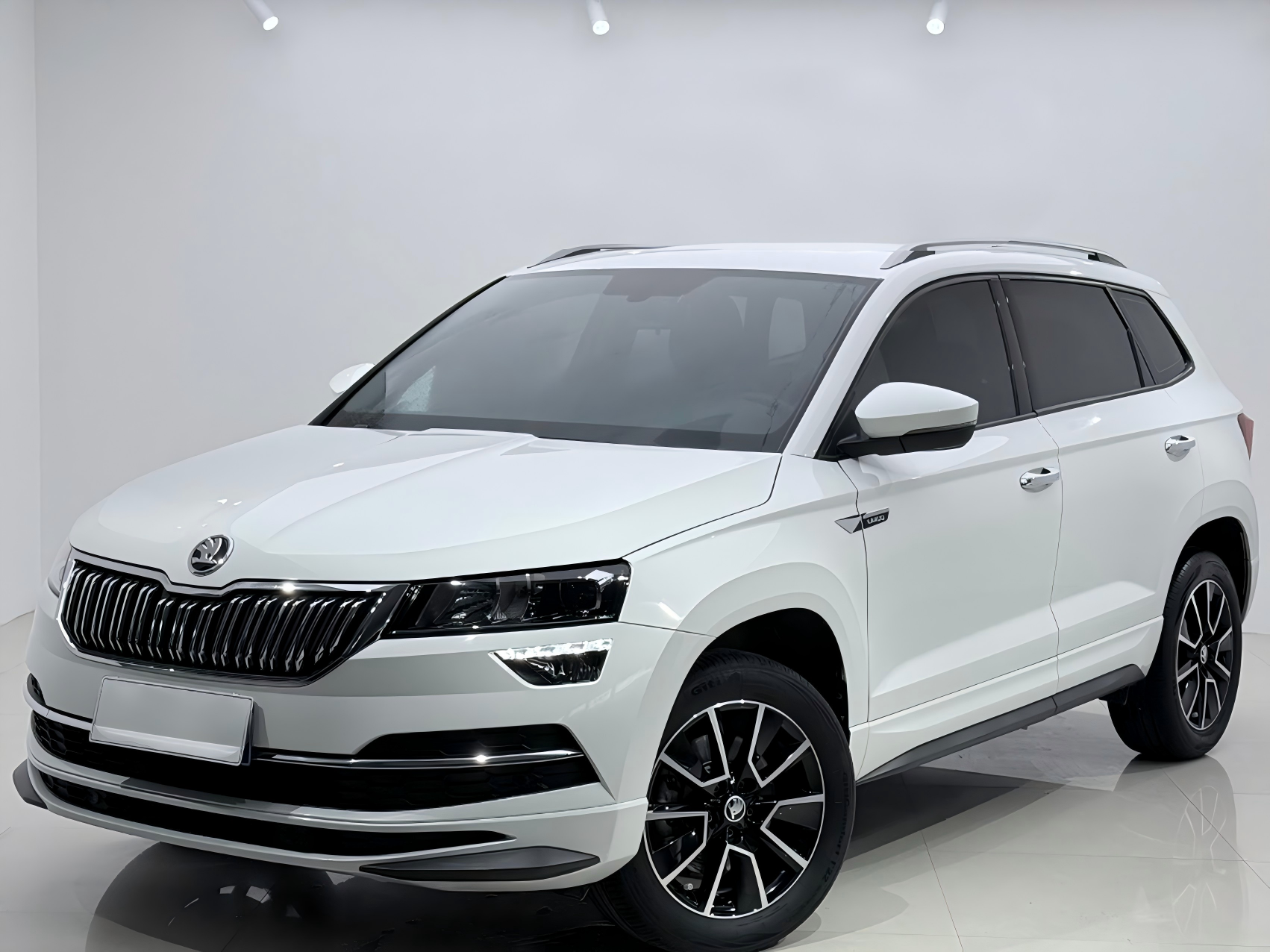 Skoda Karoq 2023 года выпуска, белый, 280TSI, версия «Premium»
