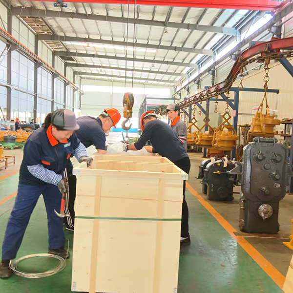 Зона доставки готовой продукции компании Qingzhou Beilian Industrial Co., Ltd. занята отгрузками, демонстрируя ее сильные стороны в области систем трансмиссии для инженерного оборудования.
